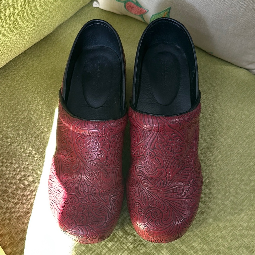 Croft&Barrow Sole (sense) ability shoe clogs, embossed faux red leather, 10